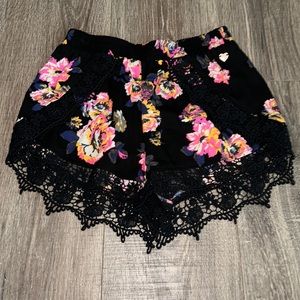 Women’s Kendall and Kylie floral shorts. XS. NEW